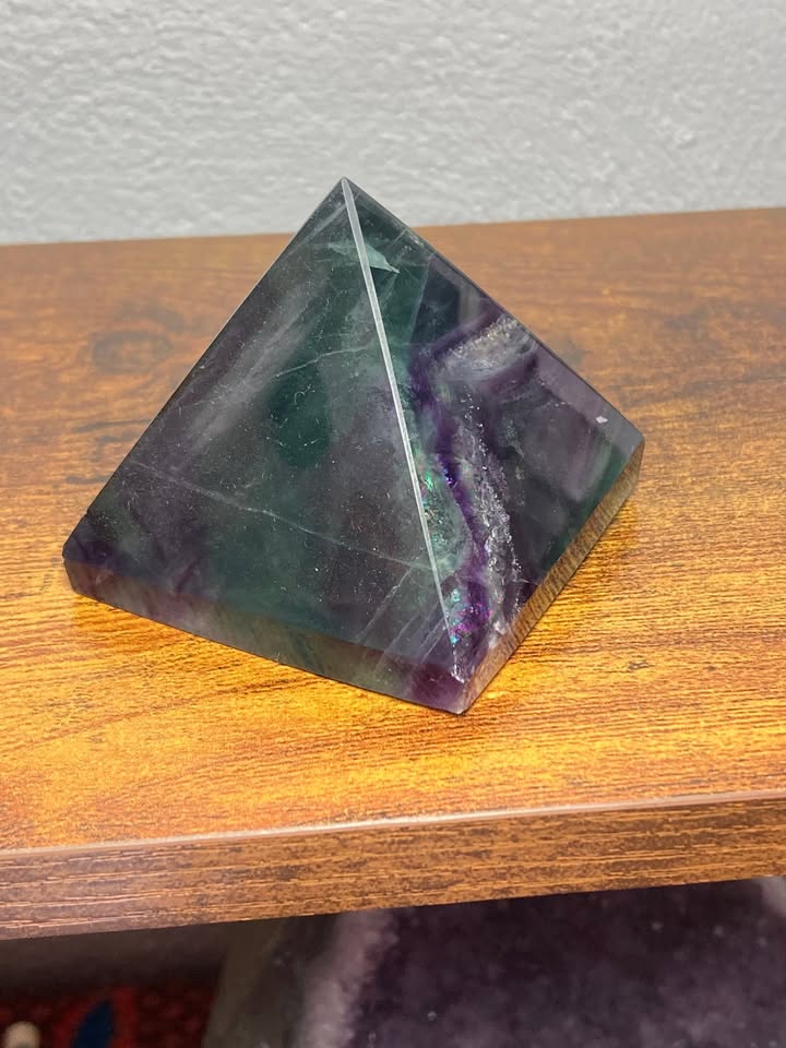 🔥 Pirámide de Fluorita Natural Multicolor
