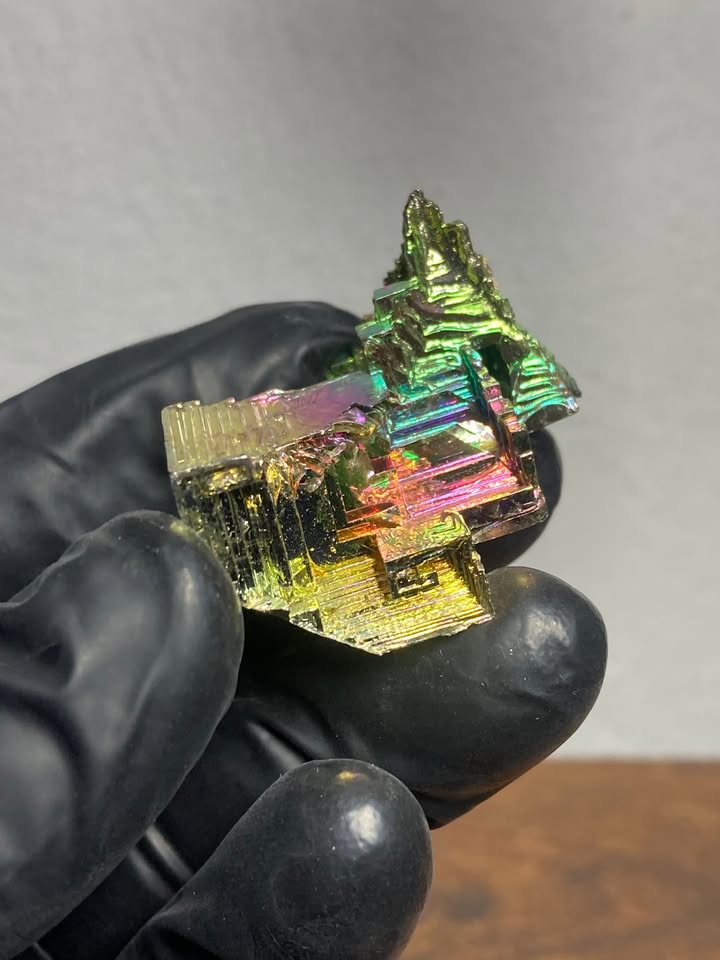 💎 Bismuto cristal arcoíris — estructura geométrica natural