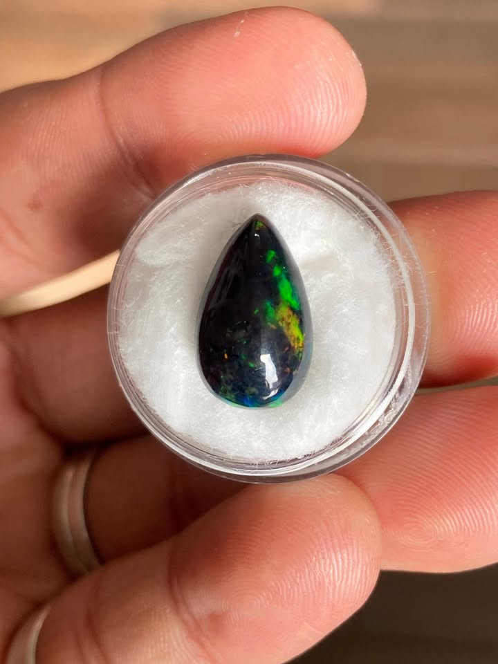 Ópalo Etíope Natural Base Oscura – Fuego Verde Intenso | Cabujón Premium