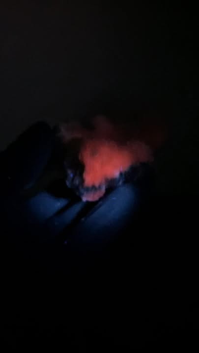 Manganocalcita con Siderita - Fluorescencia en color rojo bajo luz UV