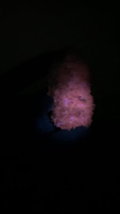 Manganocalcita aguja - Fluorescencia en color rojo bajo luz UV