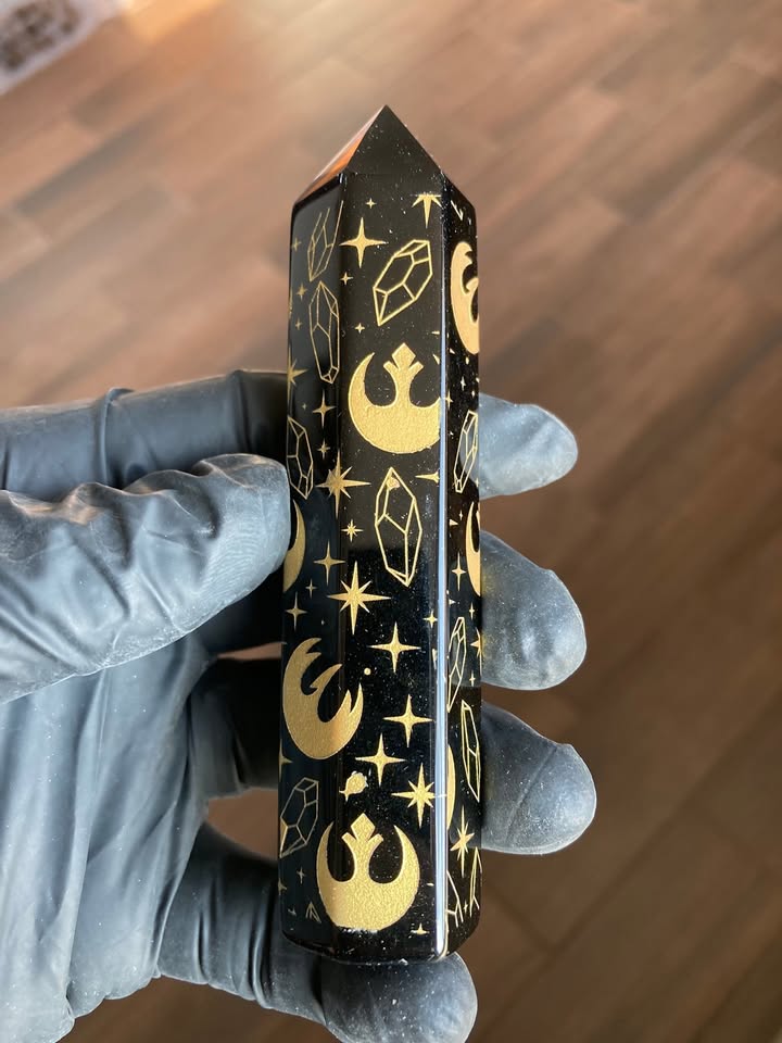 Torre de Obsidiana con Grabado Astral y Diseño Sagrado