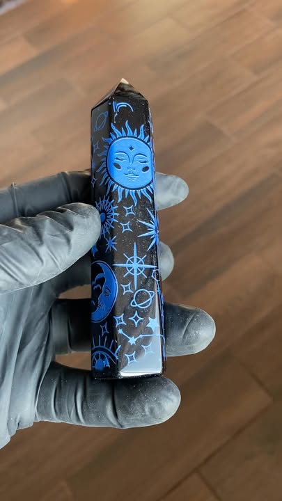 Torre de Obsidiana con Grabado Astral y Diseño Sagrado