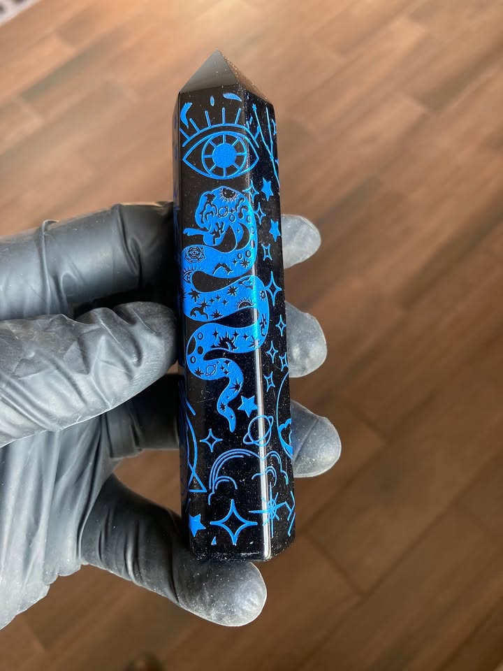 Torre de Obsidiana con Grabado Astral y Diseño Sagrado