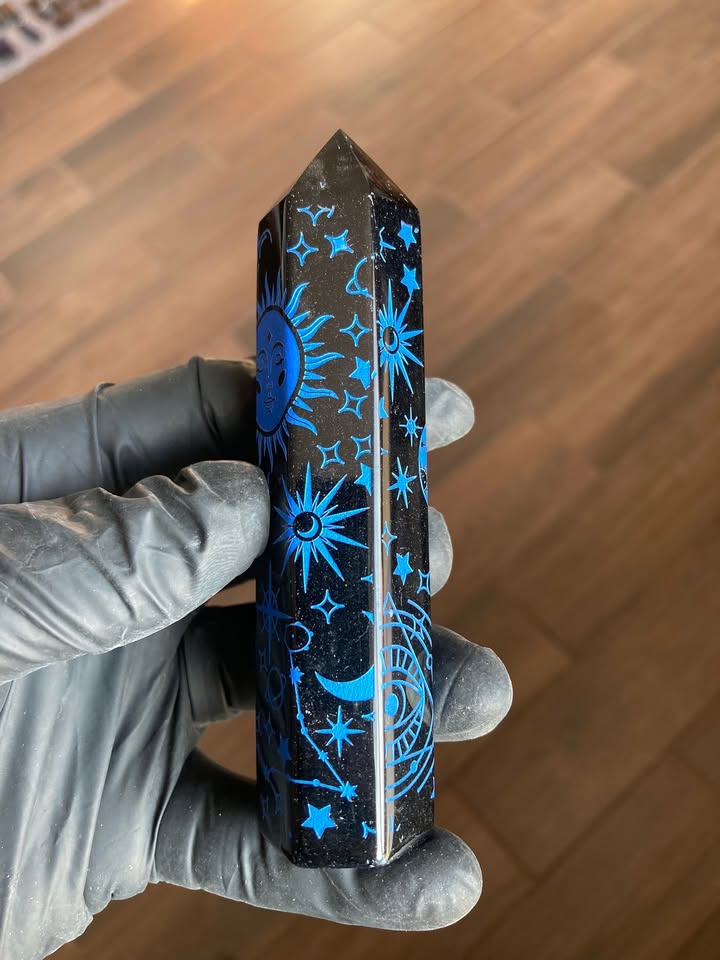 Torre de Obsidiana con Grabado Astral y Diseño Sagrado