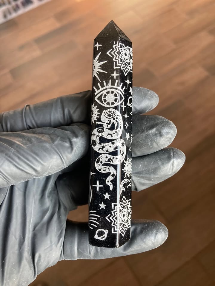 Torre de Obsidiana con Grabado Astral y Diseño Sagrado