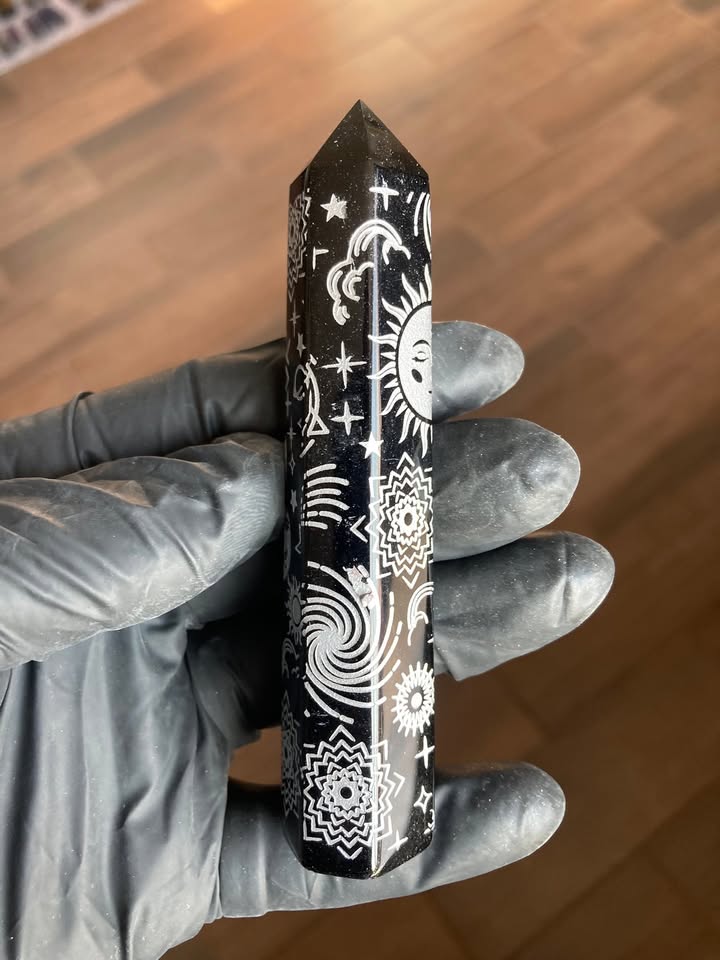 Torre de Obsidiana con Grabado Astral y Diseño Sagrado