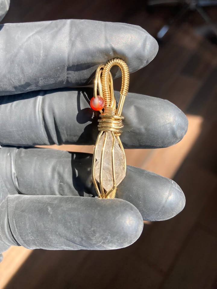 Dije con Herkimer engarzado en Tumbaga