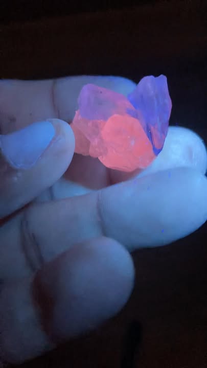 Cuarzo blanco con Manganocalcita (Fuerte fluorescencia en color rojo 🔴)