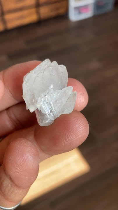 Cuarzo blanco con Manganocalcita (Fuerte fluorescencia en color rojo 🔴)