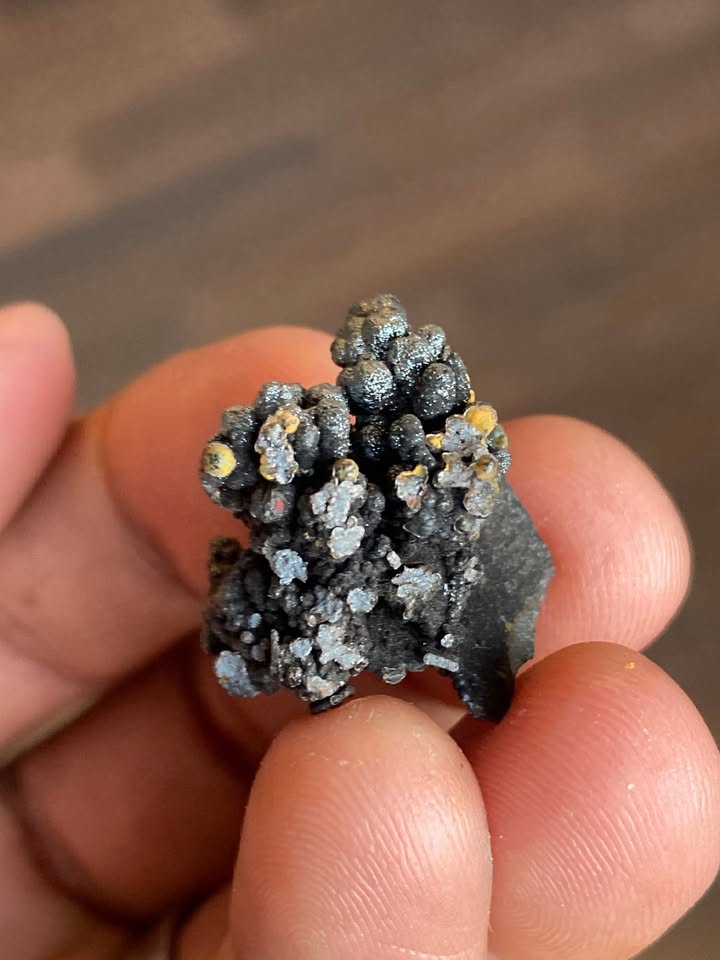 Goethita botroidal con brillo metálico natural