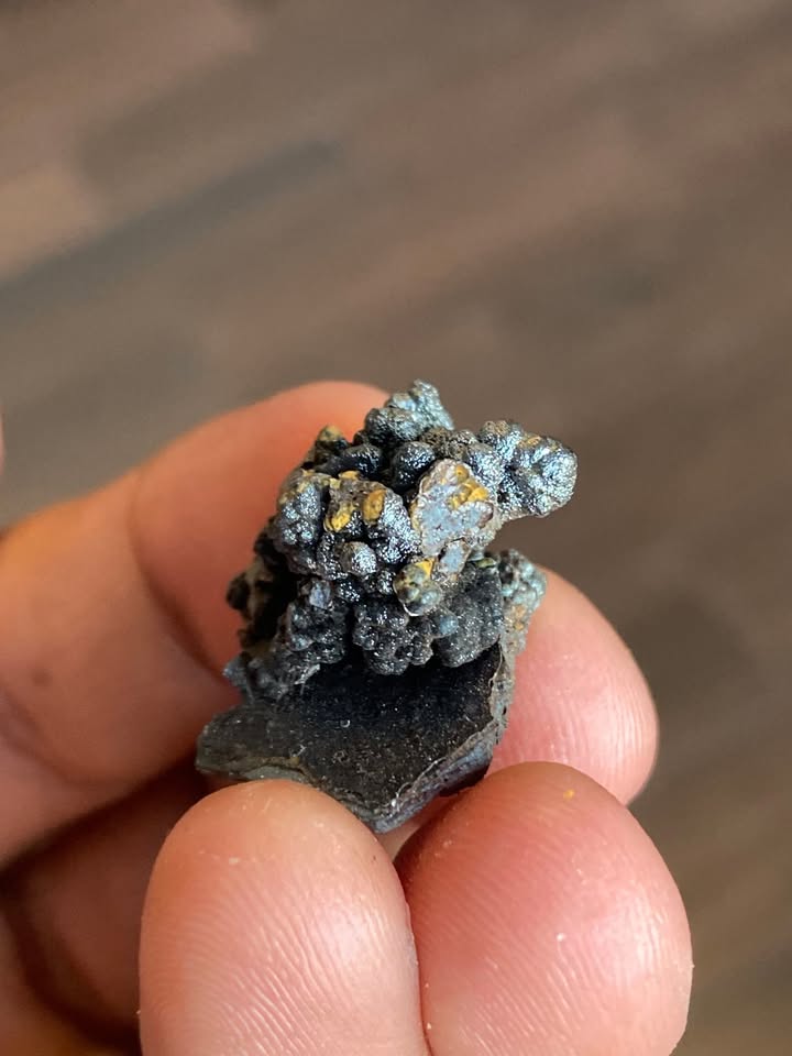 Goethita botroidal con brillo metálico natural