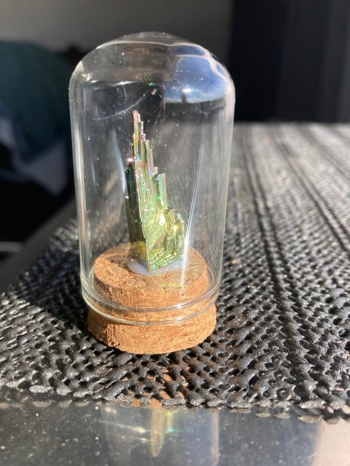 Bismuto en contenedor de cristal