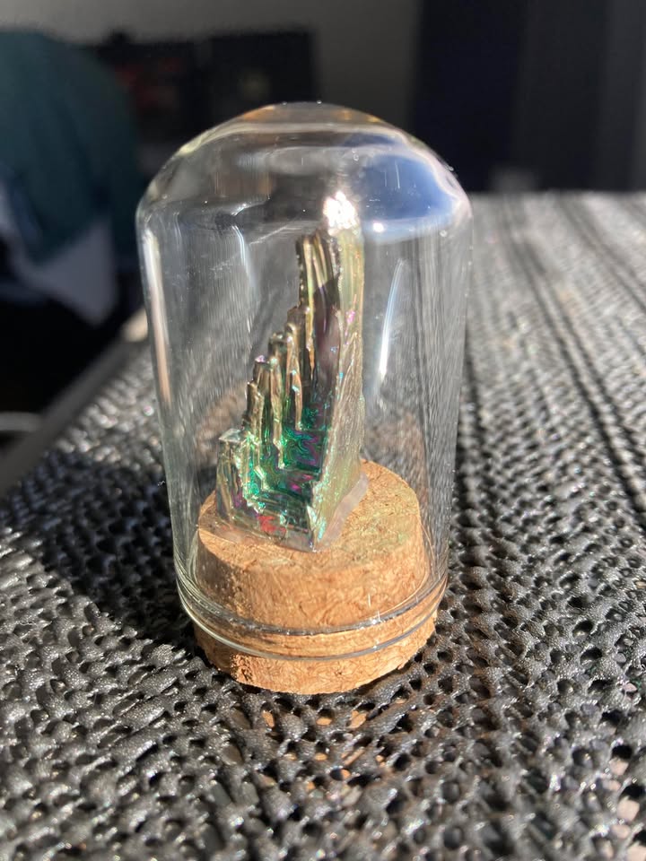 Bismuto en contenedor de cristal