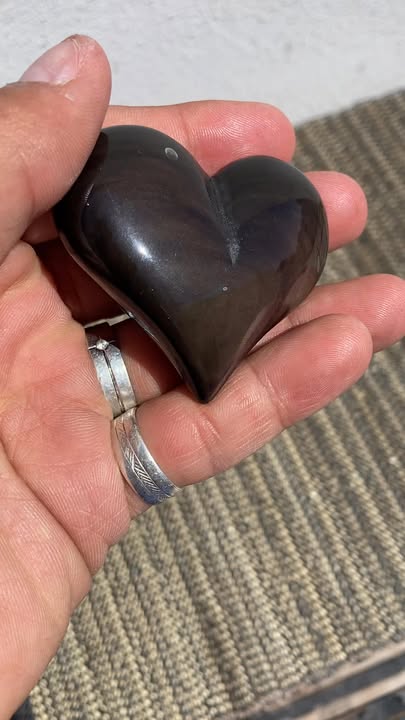 Corazon tallado en Obsidiana Arcoíris